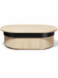 **Technische titel in het Nederlands: Moderne eettafel van hout met een zwarte accentrand**